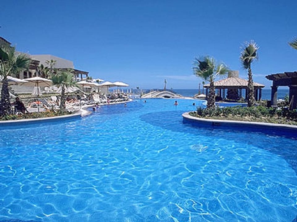 Spacious Pool Areas
