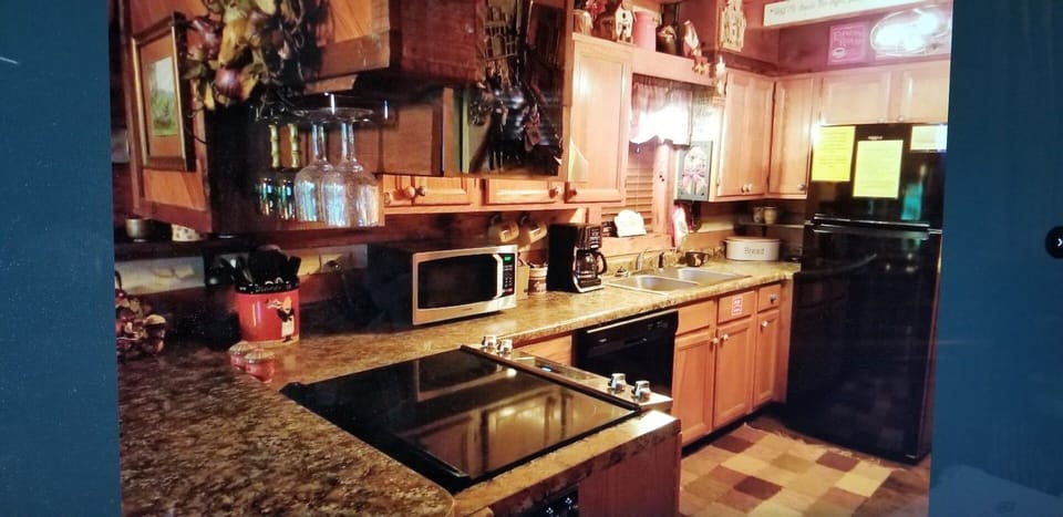 Kitchen-ALL NEW appliances, plenty of cookware & counter space to prepare meals