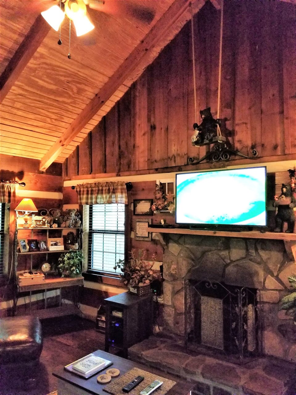Cozy log cabin is just 3 miles from main road between Gatlinburg & Pigeon Forge