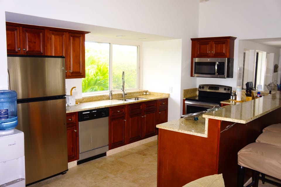 Fully equipped new kitchen with large bar, granite counters and SS appliances