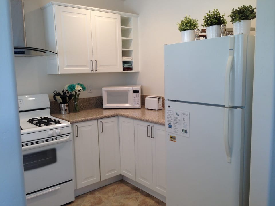 Newly remodeled white and bright kitchen with granite countertops!
