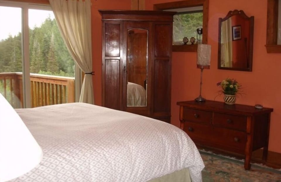 Master bedroom w/queen and attached full bath, views of mountains & evergreens