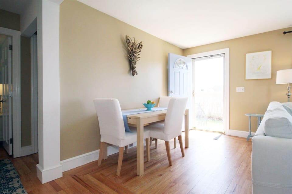 Dining area with seating for 6 (plus room for 4 more at the kitchen island)