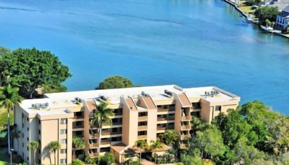 Building 9 Directly on the Bay
