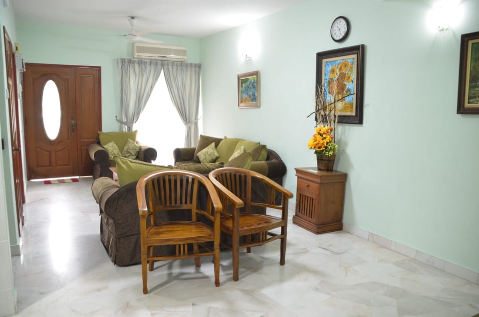 Living room, 2 of 7