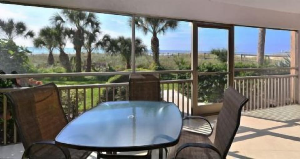 Spacious, Screened-In Lanai with Beach Access!