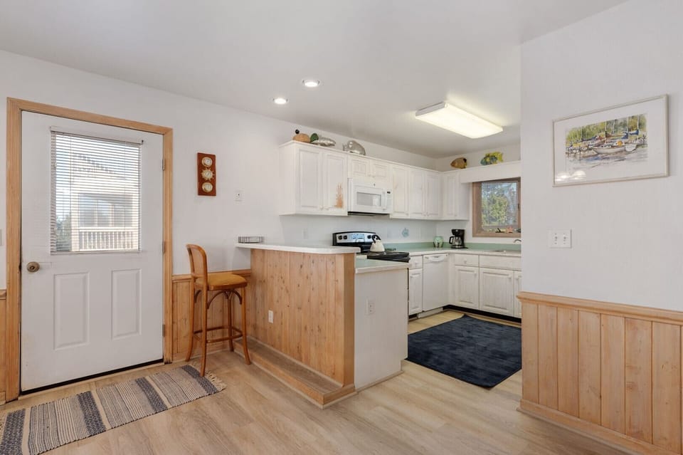 16-web-or-mls-406-Salmon-Ct-ML-Kitchen