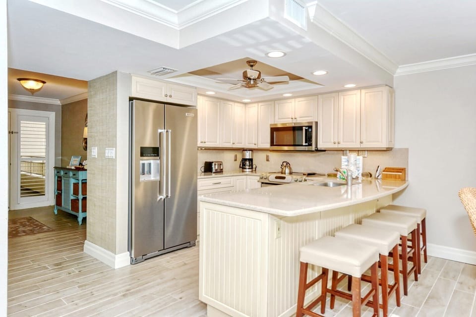 Kitchen with great lighting 
