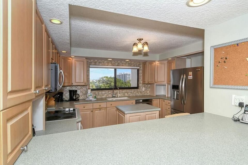 Breakfast bar between dining room and kitchen