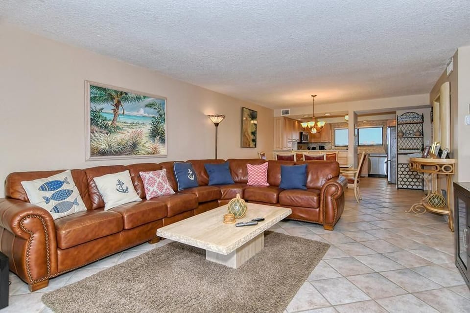 Spacious living room - plenty of room!