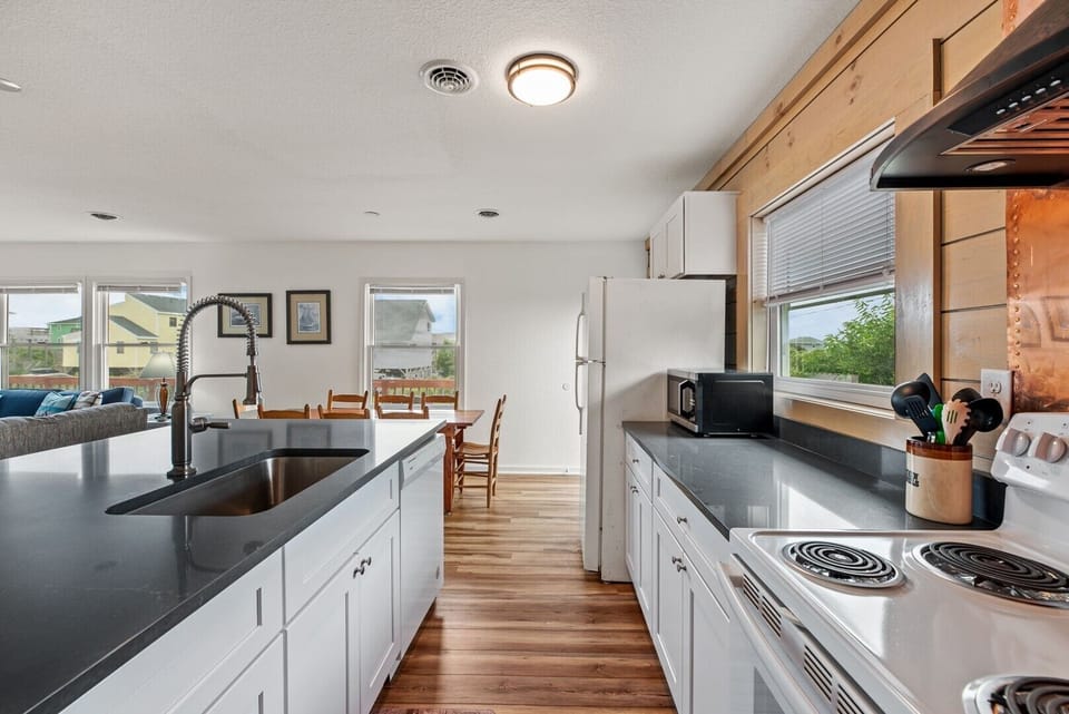 19-web-or-mls-427-Beach-Hut-Kitchen-V5