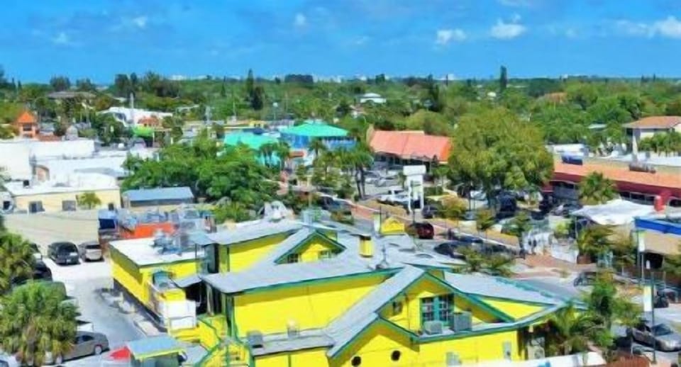Nearby Siesta Village for Shopping and Dining!