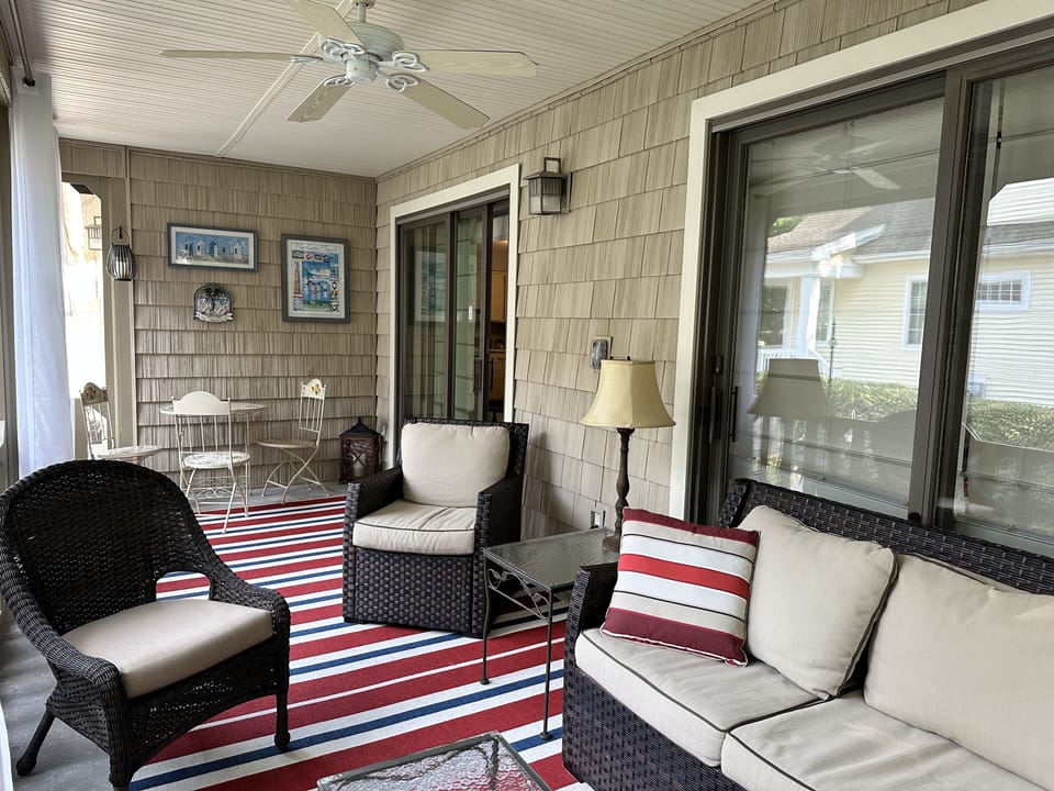 Screened in porch with breakfast area 