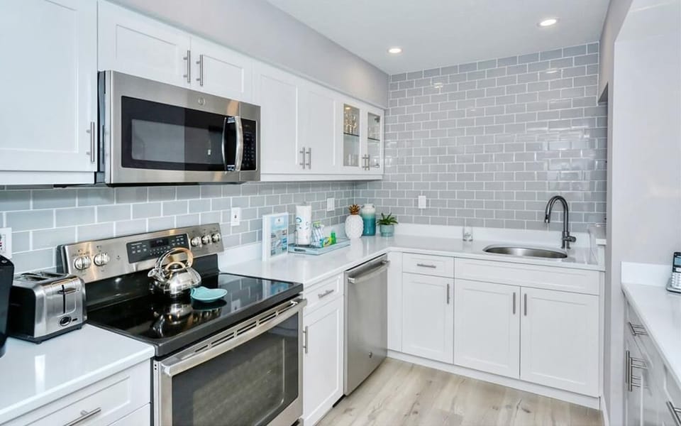 Kitchen with ready to use appliances! 