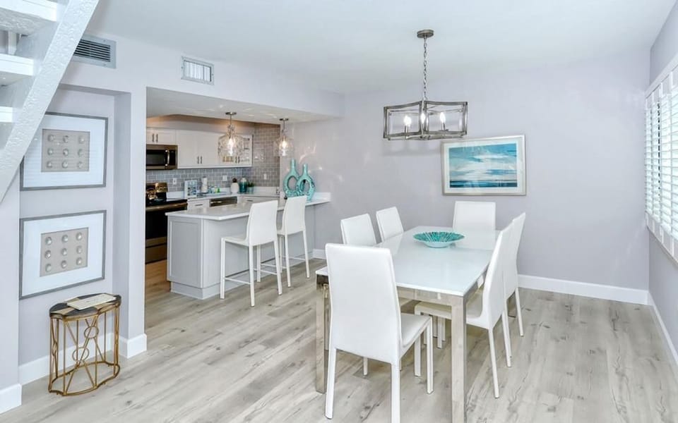 Dining room table that seats 6