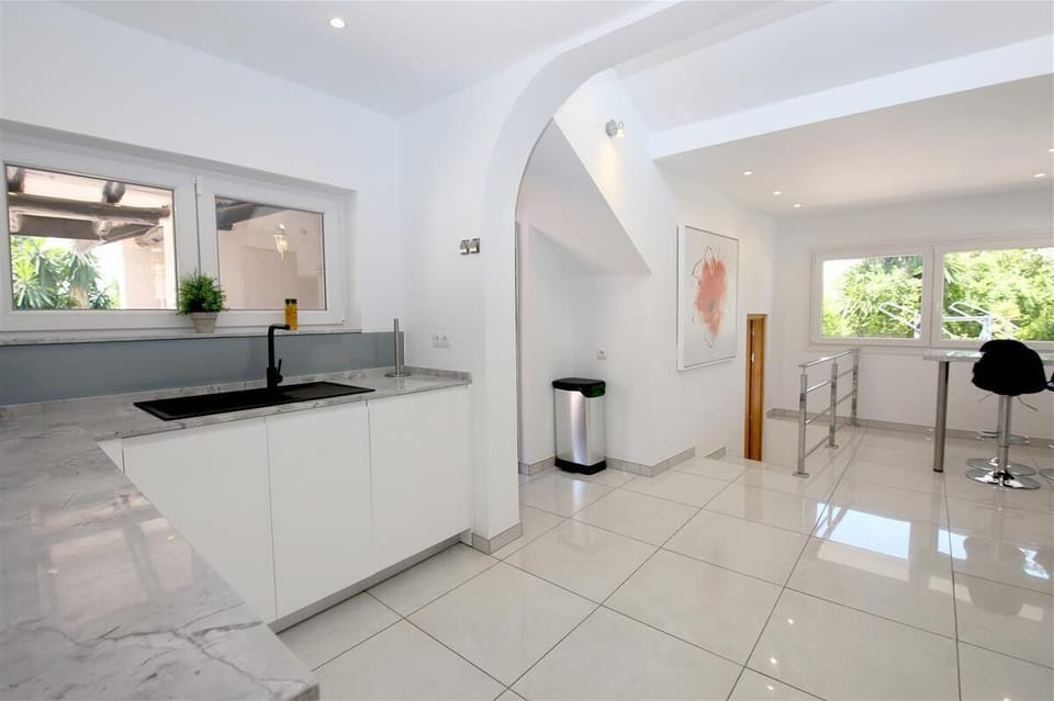 More pictures of the modern kitchen from a different angle