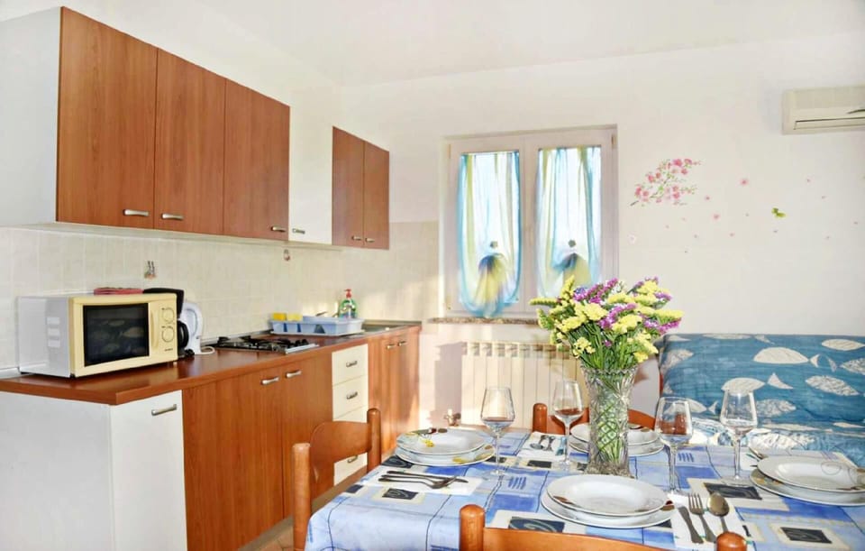 The kitchen equipped with a dining table