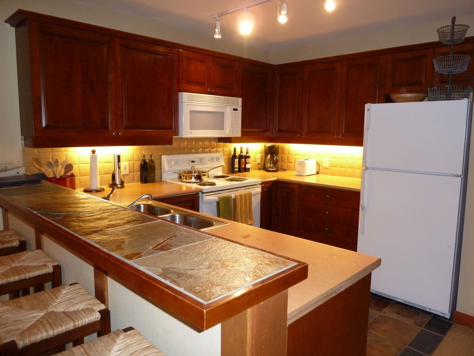 Full 'U' kitchen stocked with all the necessities to making cooking fun!