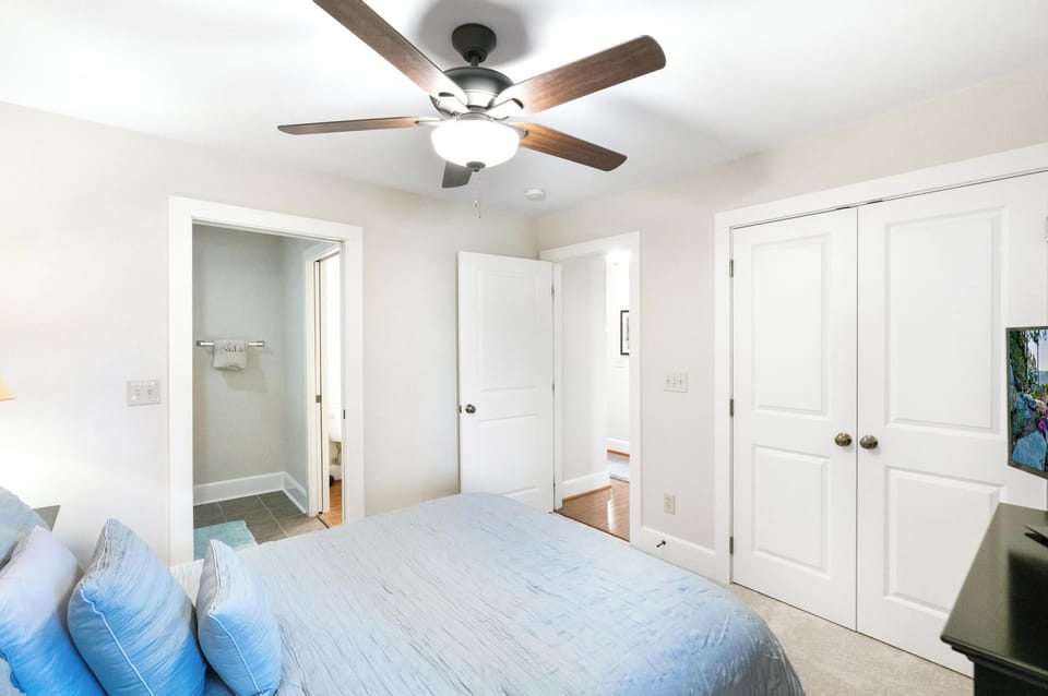 Guest Bedroom---Queen Size Bed