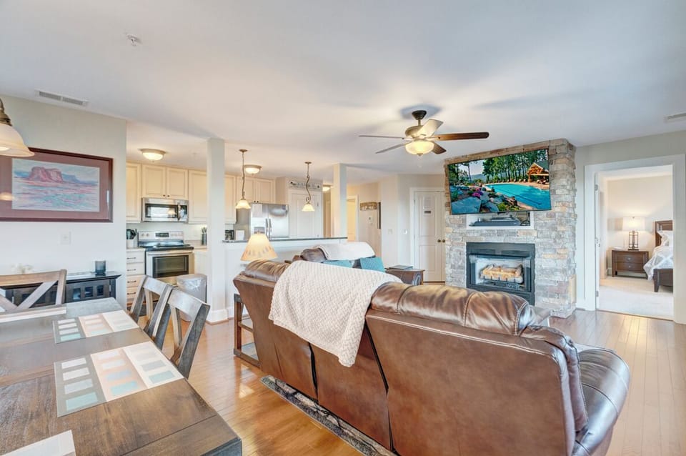 Open Floor Plan--- Kitchen/Dining/Living Rooms