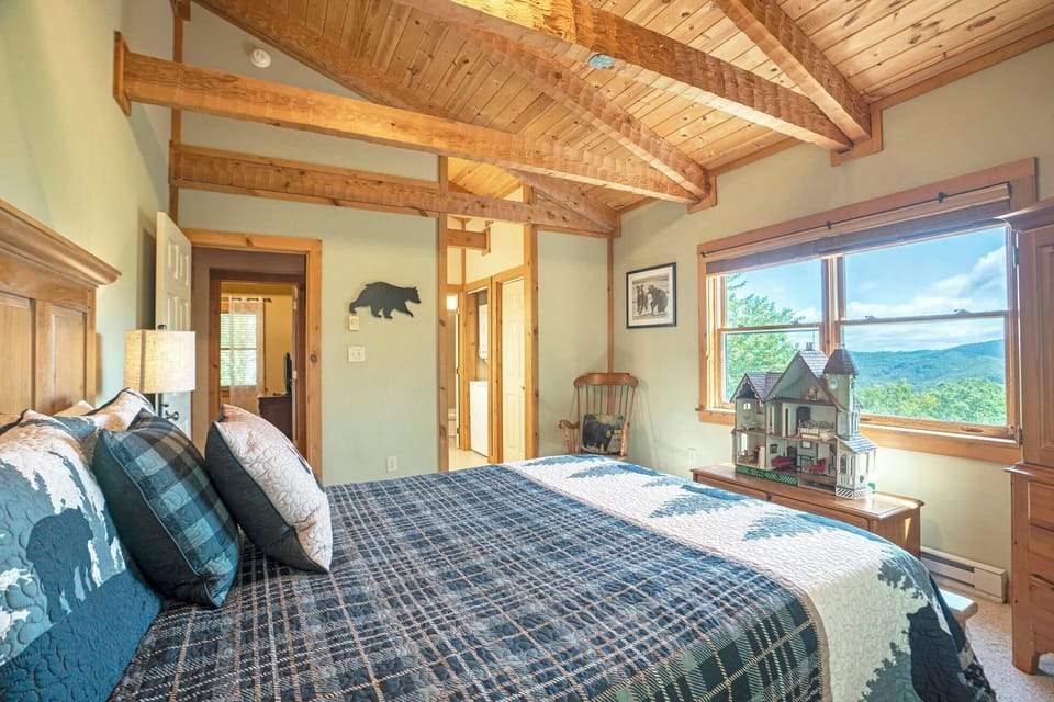 Guest Bedroom---Upstairs, Queen Size Bed