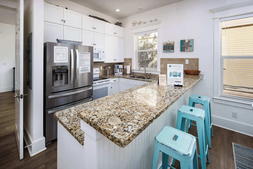 Kitchen with breakfast bar