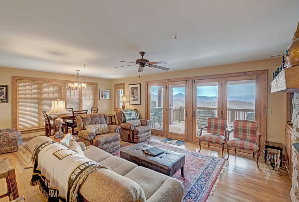 Living Room--- Cozy with Mountain View