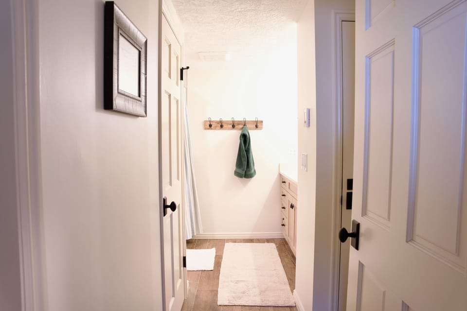Second Master Bathroom (bathroom 4)