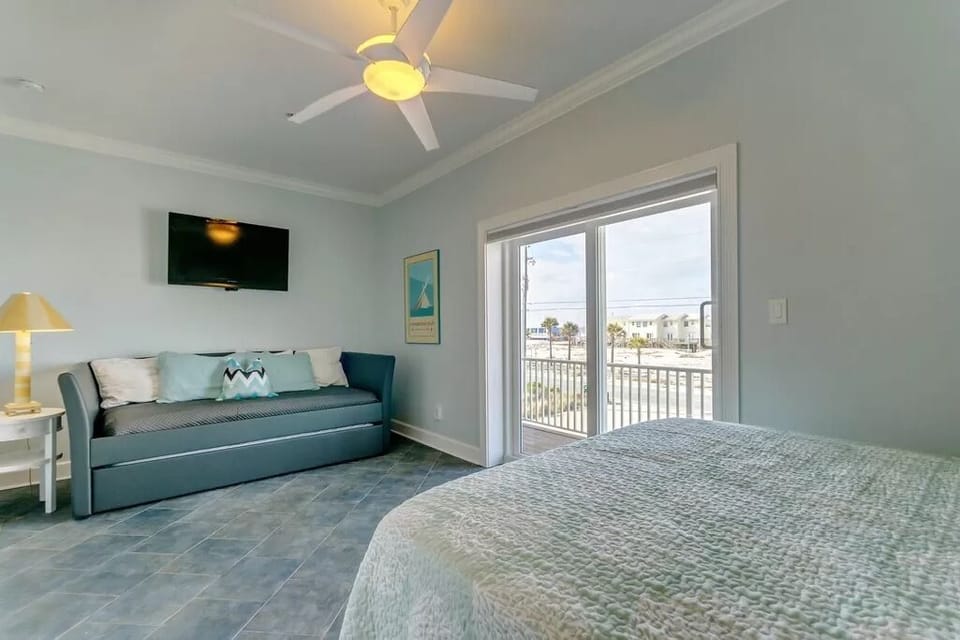 Pull out in main floor queen bedroom with balcony