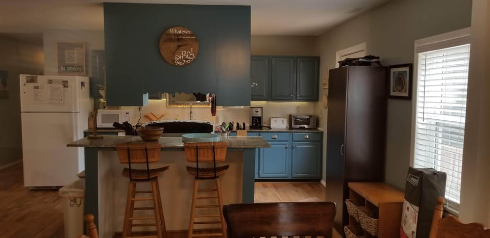 Kitchen area -2-seater bar