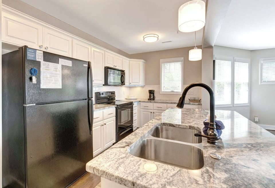 Kitchen--- Granite Counter-tops, Spacious