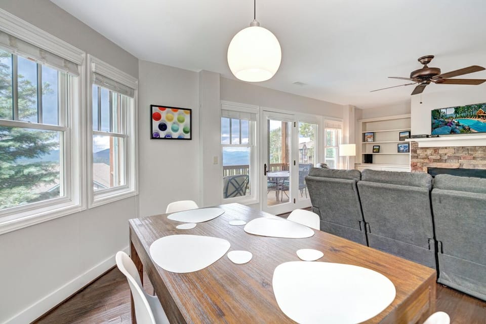 Dining Room Space--- Mountain View