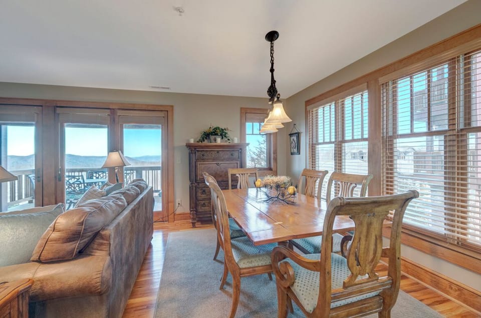 Dining Room--- Lots of Light, Mountain View