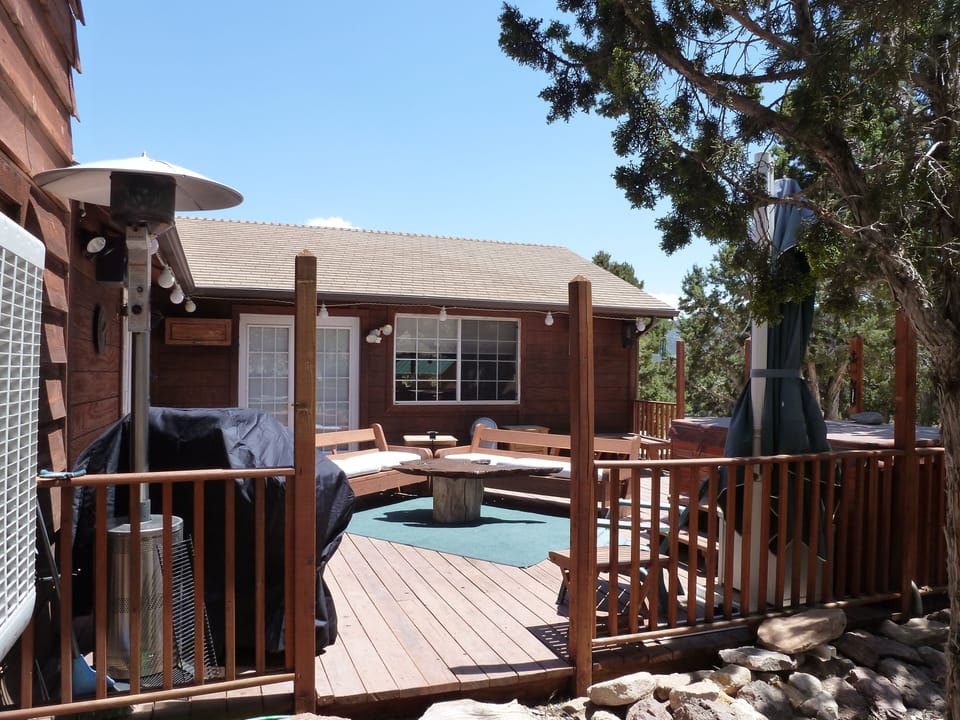 BBQ/Jacuzzi Deck w/Horseshoe Pit, & Sound-system