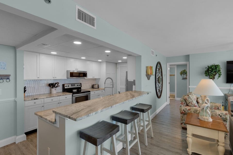 Breakfast bar and kitchen