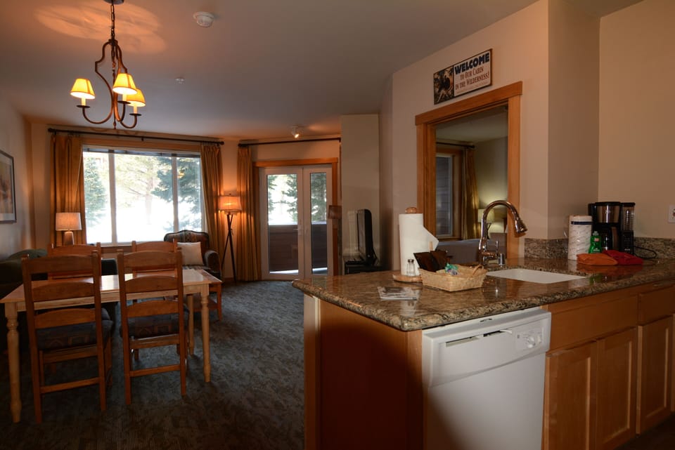 Quiet 2BR/2BA Spacious unit. Premium new carpet upgrade
