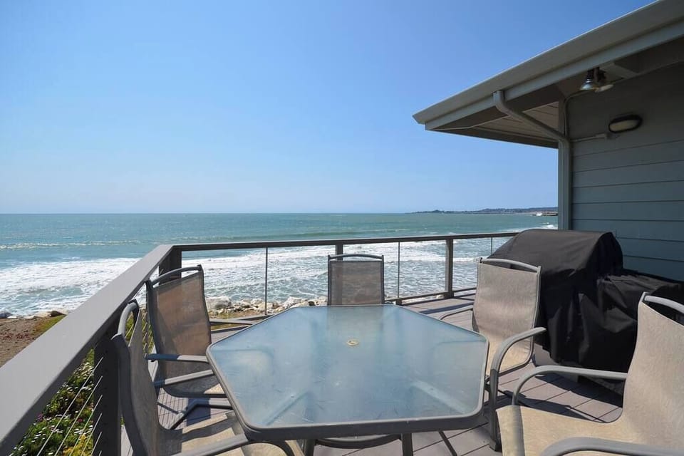 upstairs outdoor dining/bbq
