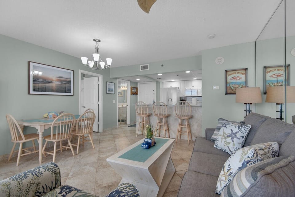Dining area and breakfast bar