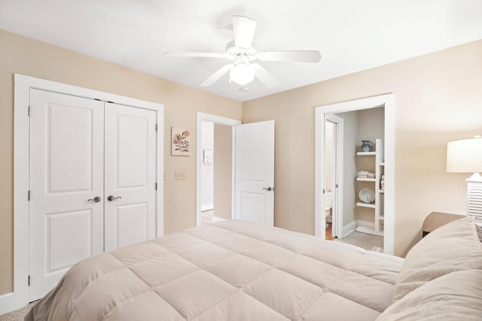 Guest Bedroom---Queen Size Bed