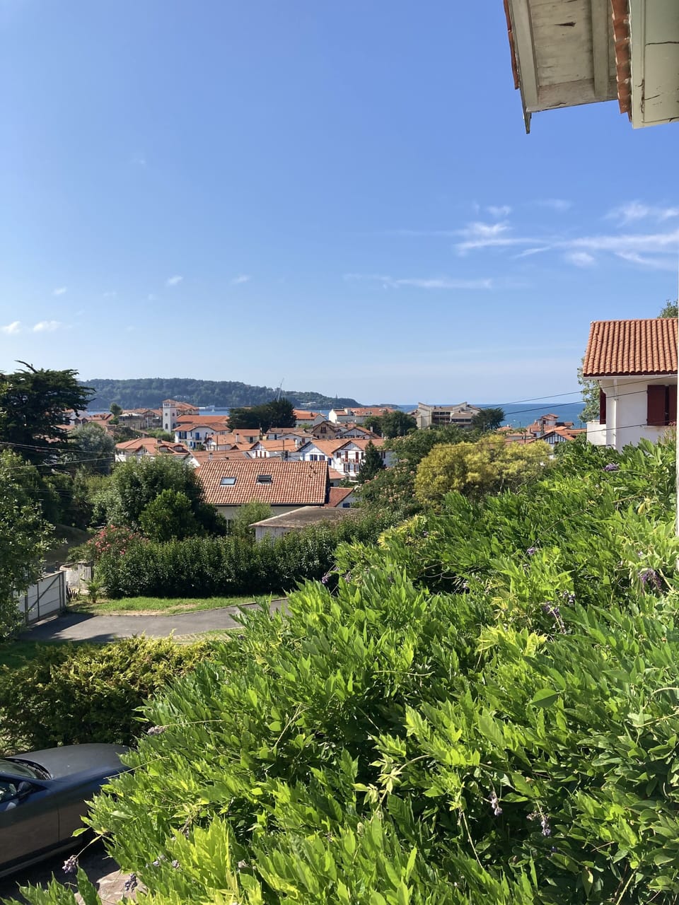 Vue sur l'ocean (et son coucher de soleil sur le cap du figuier) du balcon

