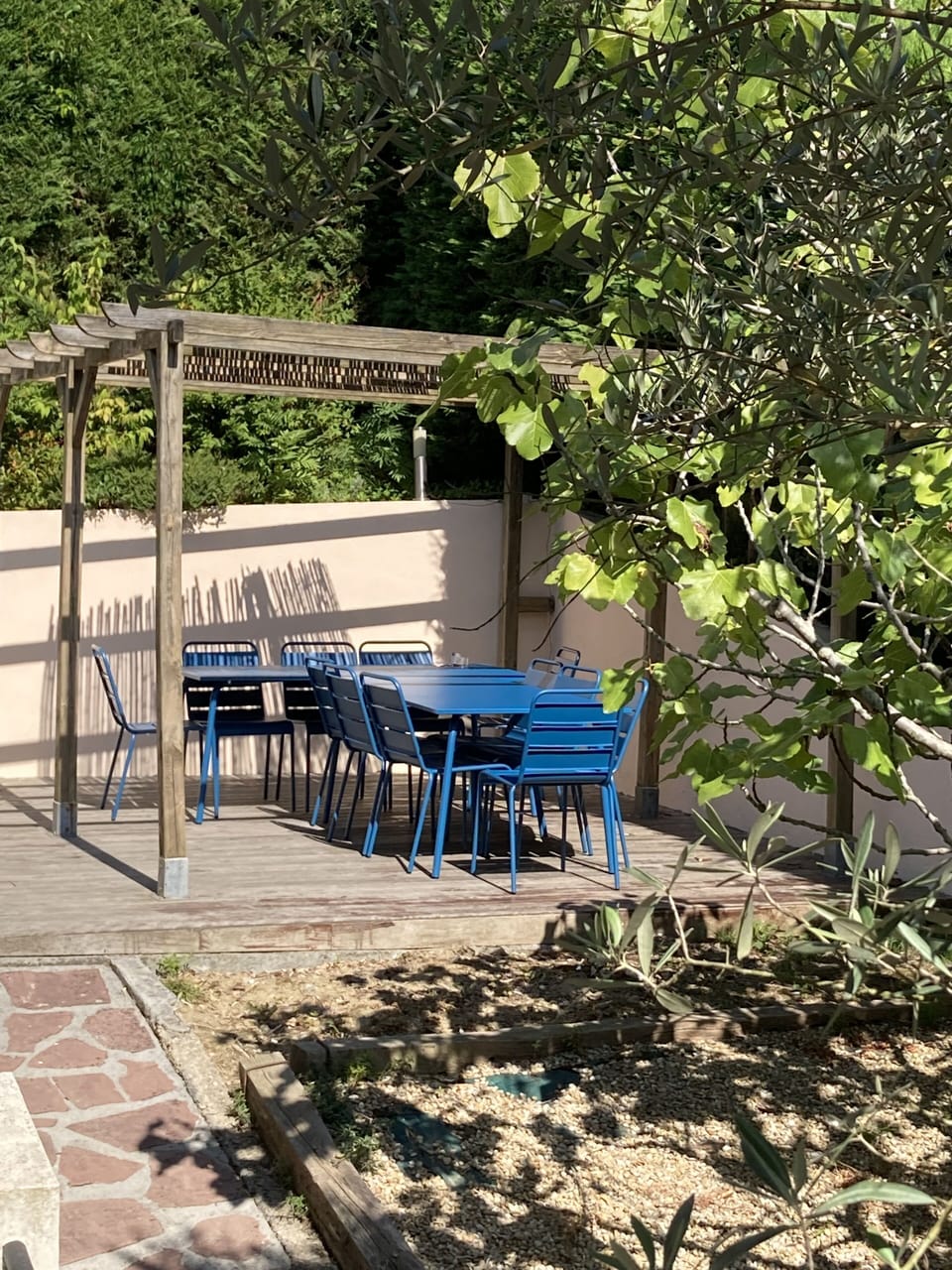 Grande terrasse privative a l'arrière
