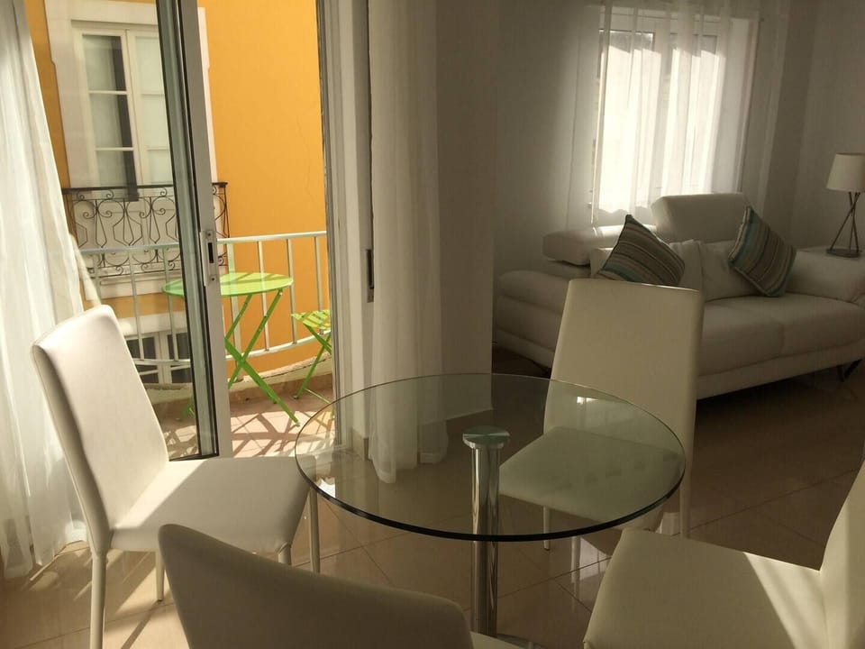Interior dining in the lounge.