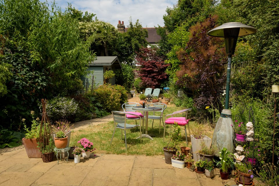 Large Pretty Garden with Garden Furniture