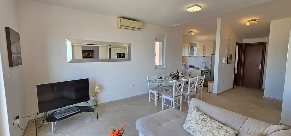Open plan living/dining and kitchen area
