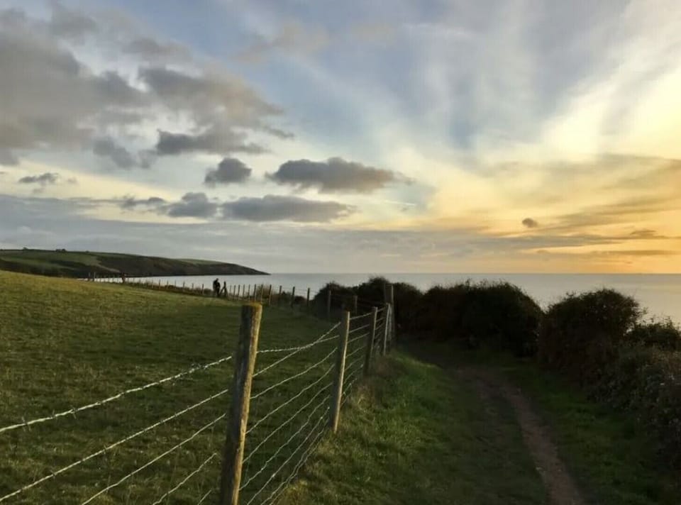 Walk from Par beach around the SW Coastal path to Polkerris...