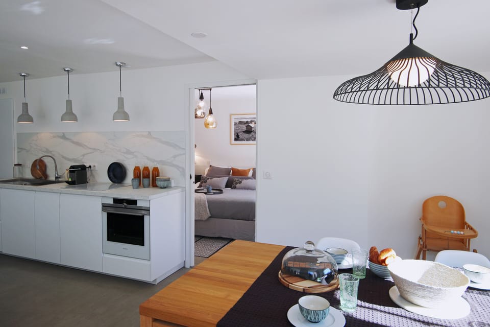 open kitchen, dining table 