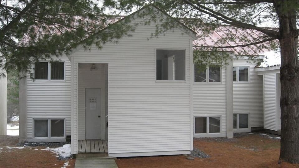 View of the entrance, the unit is on the 2nd floor