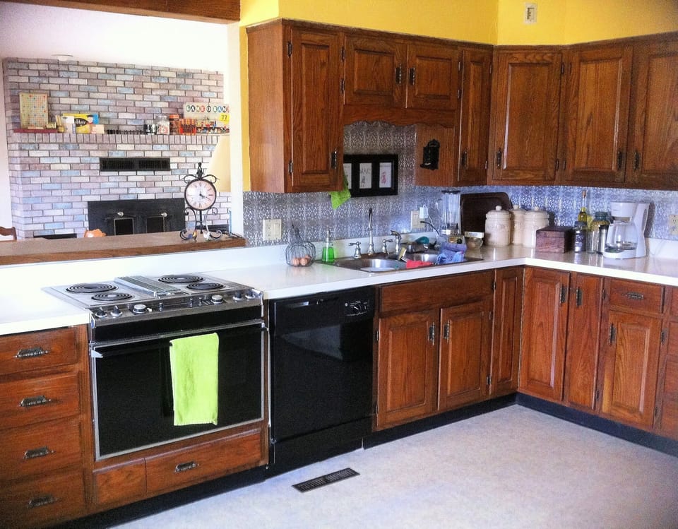 Fully equipped kitchen including basic spices, condiments, cooking utensils 