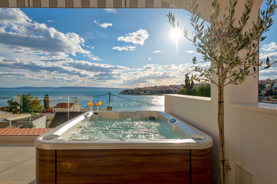 Outdoor spa tub