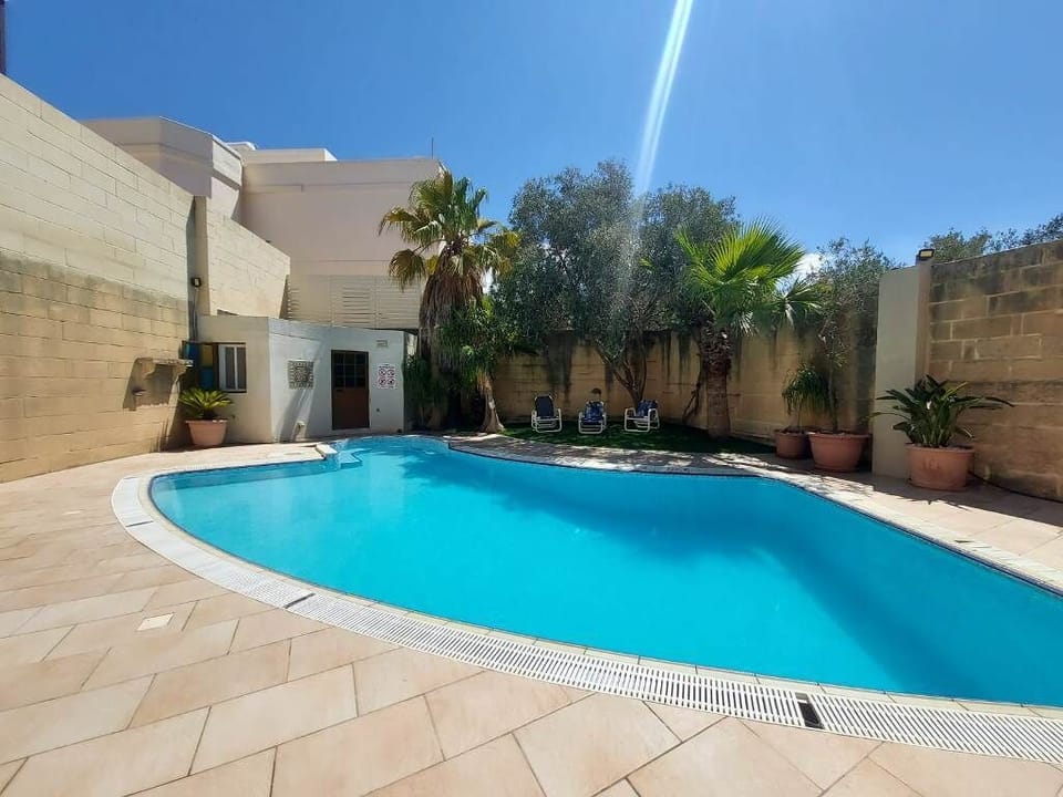 Villa Naxxar Malta - 900 sqm with glorious sunny private pool, sun loungers, BBQ